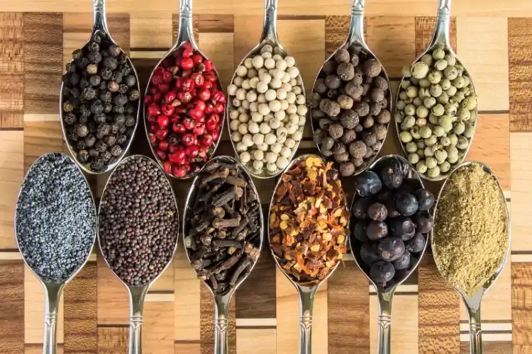 Spezie brucia grassi: guida su cosa sono e come usarle