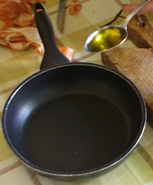 Fegatini di pollo: aggiunta di olio nella padella