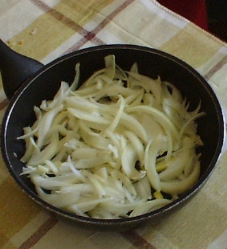 Fegatini di pollo: cottura della cipolla