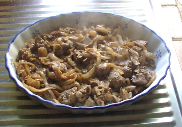 Fegatini di pollo pronti per essere mangiati