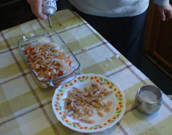 Insalata mista di gamberetti e surimi: aggiunta dell'olio