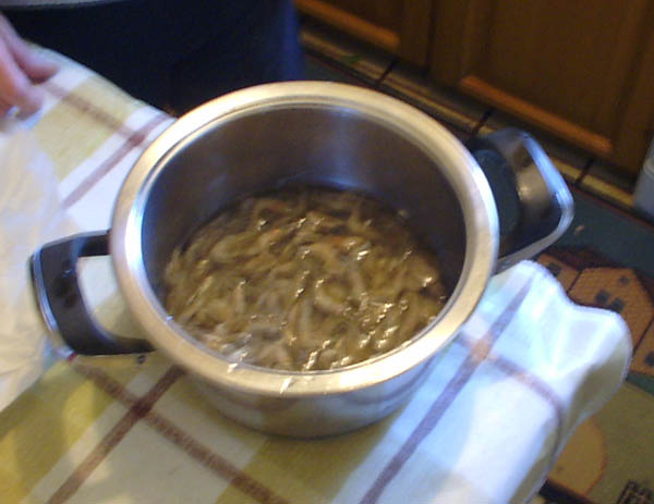 Insalata mista di gamberetti e surimi: gamberetti nella pentola