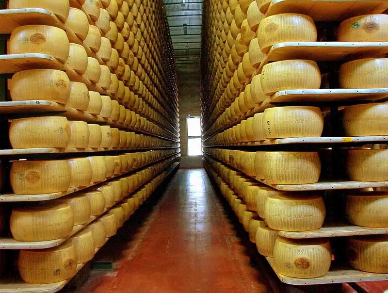 Magazzino di stagionatura del parmigiano reggiano
