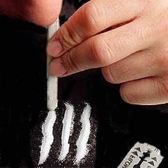 Aspirazione della coca con il naso