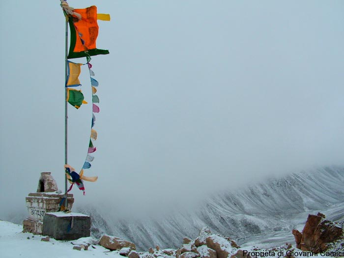 Passo khardung ((altezza 5.359 m s.l.m.), attraverso il quale si accede alla Valle Nubra, distretto di Leh, regione di Ladakh in India