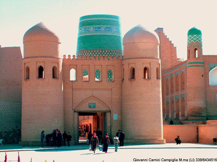 Uzbekistan, Khiva, entrata dalla porta Kukhana 