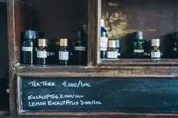 Oli essenziali: come creare il tuo kit di primo soccorso naturale