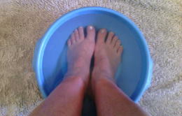 Piedi stanchi e doloranti: quando il benessere riparte dai piedi