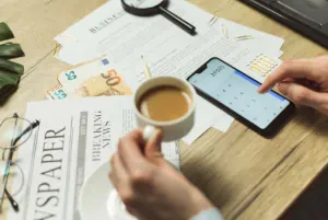 Scopri il piacere della pausa caffè senza smartphone. Un piccolo esercizio di disintossicazione digitale per riscoprire la lentezza e staccare la spina