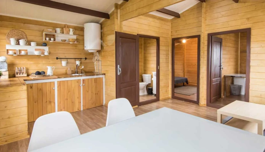 Particolare interno di una casetta in legno da giardino