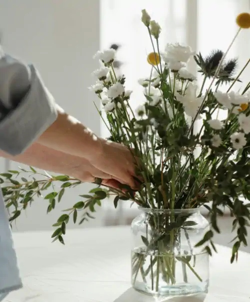Sistemazione dei fiori nel vaso in acqua