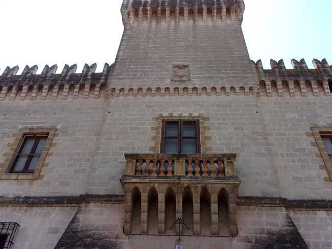 Castello D'Ayala Valva, facciata